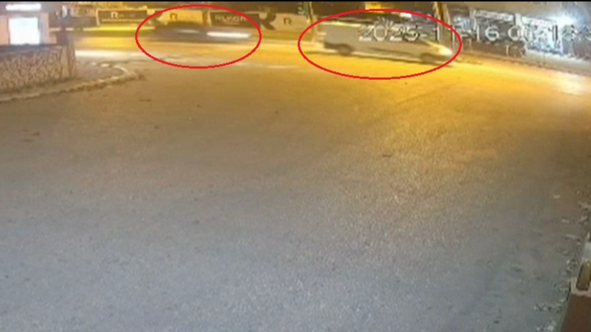 Bursa'da otomobilin minibüse çarptığı kaza kamerada: 3 yaralı