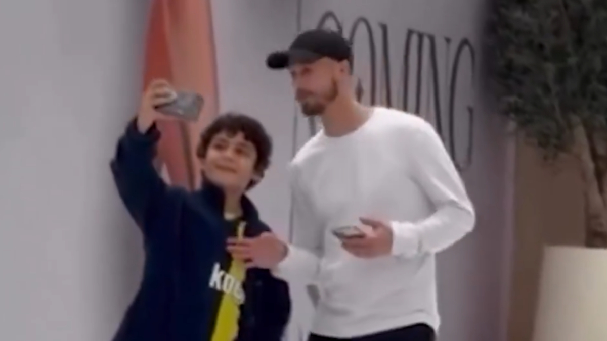 Vaclav Cerny, Fenerbahçe armasını eliyle kapattı