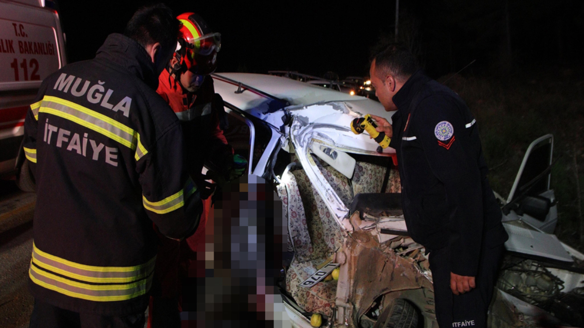 Muğla'da alkollü sürücü, aracını direğe çarptı: 2 yaralı