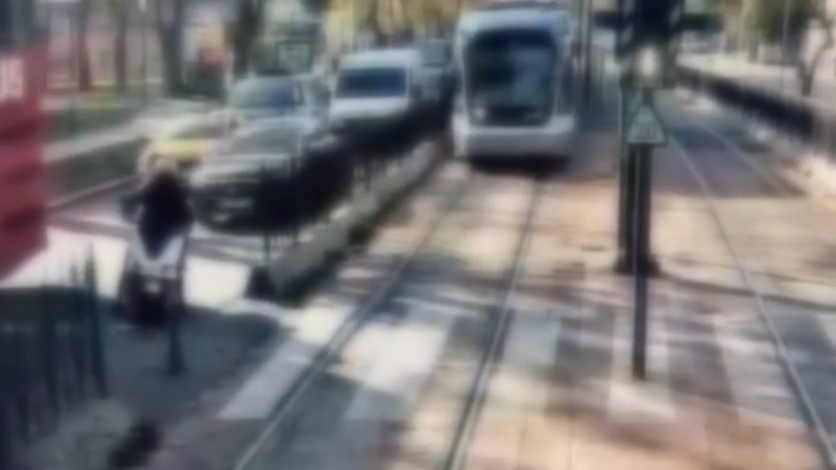 İstanbul'da tramvay, motosikletliye çarptı