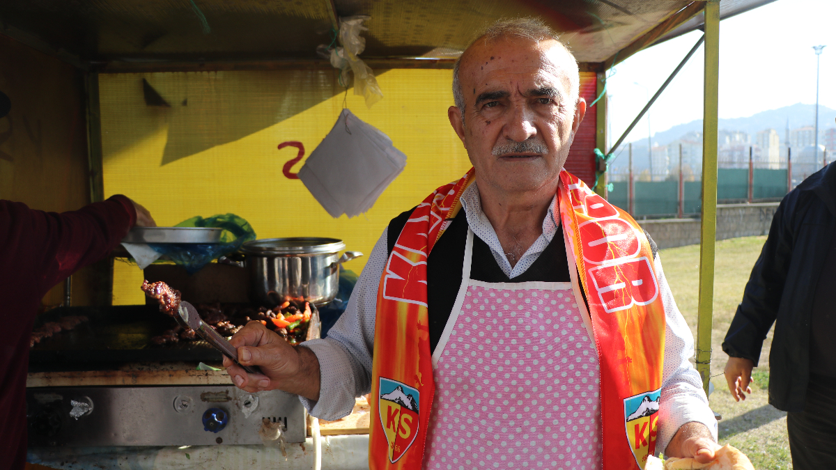 Bir dönem Süper Lig'de oynuyordu, şimdi köfte ekmek satıyor