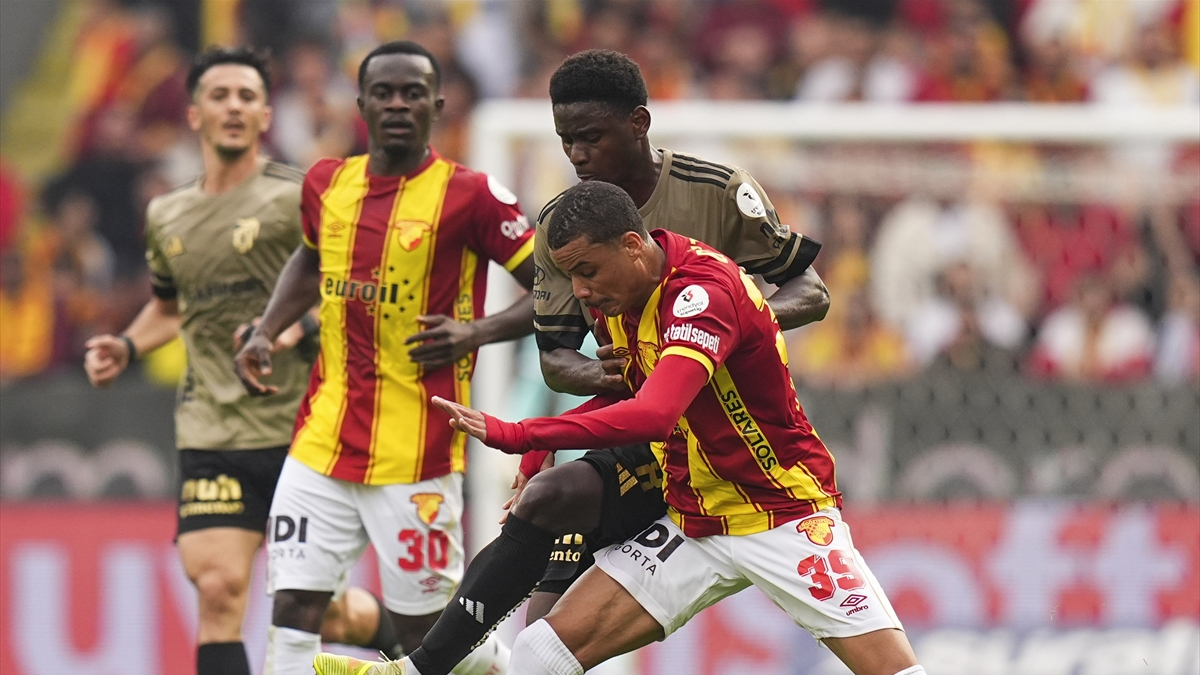 Göztepe - Kocaelispor maçında gol sesi yok