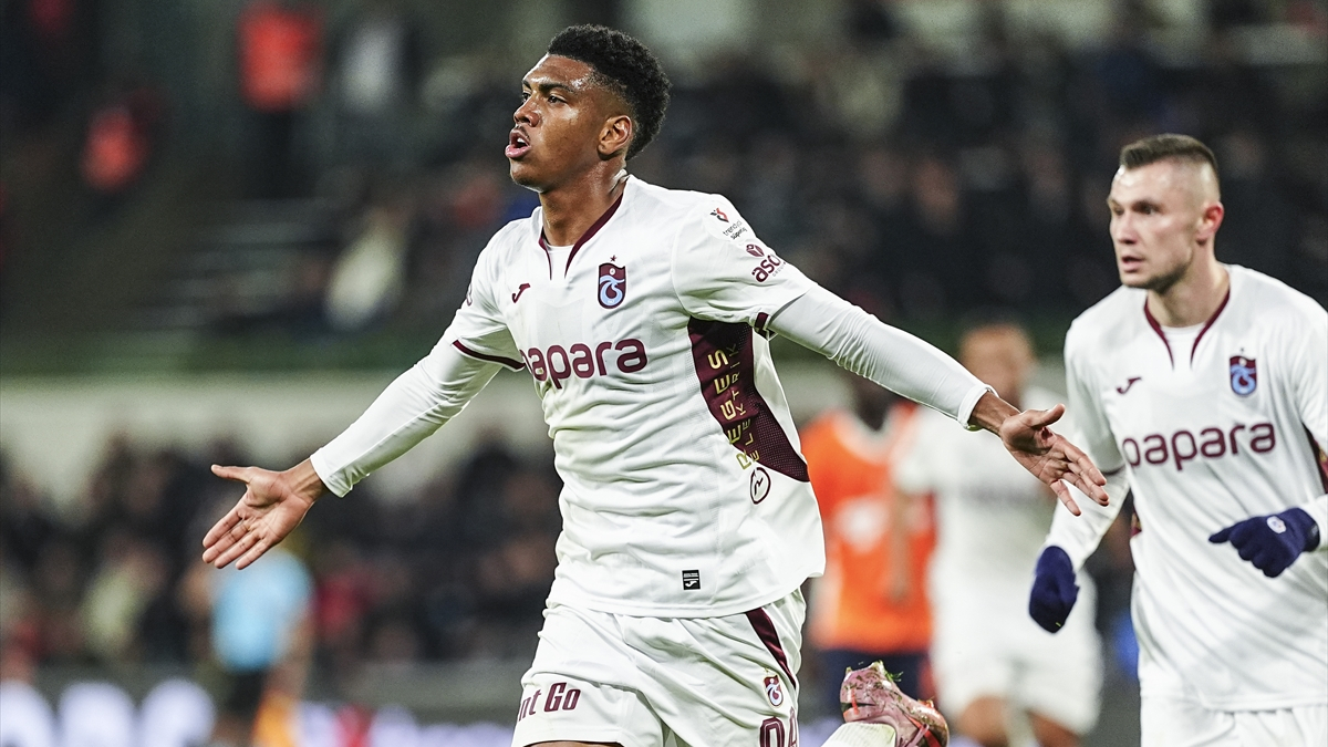 Trabzonspor, deplasmanda 10 kişi kalan Başakşehir'i 4-3 yendi