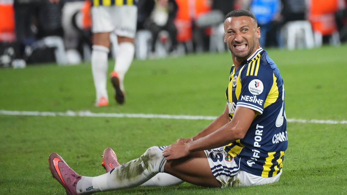 Fenerbahçe'de Cenk Tosun ameliyat oldu