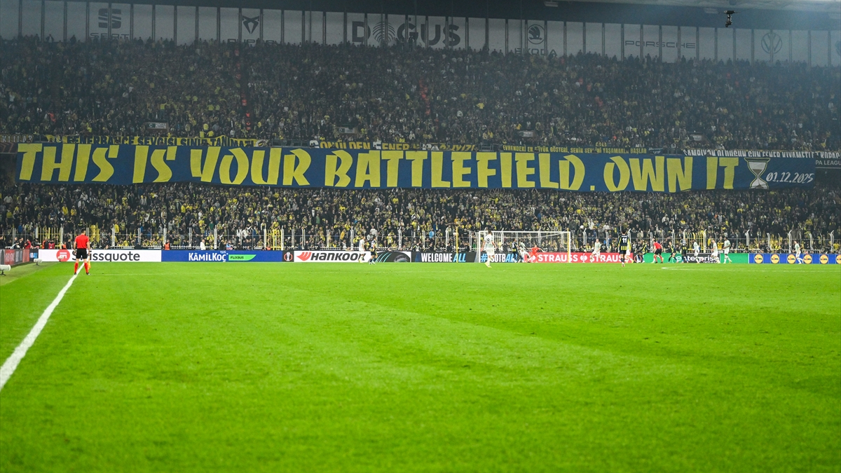 Fenerbahçe taraftarından, futbolculara Galatasaray maçını hatırlatan pankart