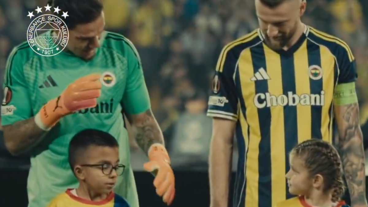 Ederson'dan işitme engelli miniğe duygusal hareket