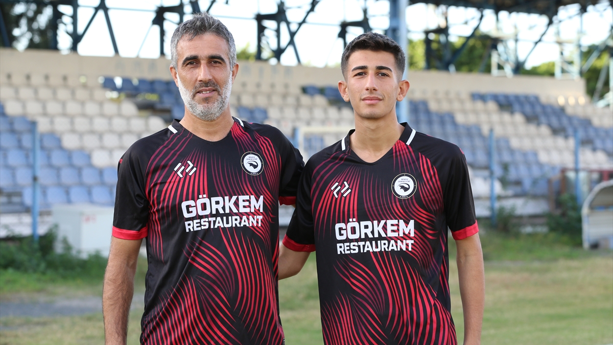 Hatay'da futbolcu baba ve oğlu aynı takımda oynuyor