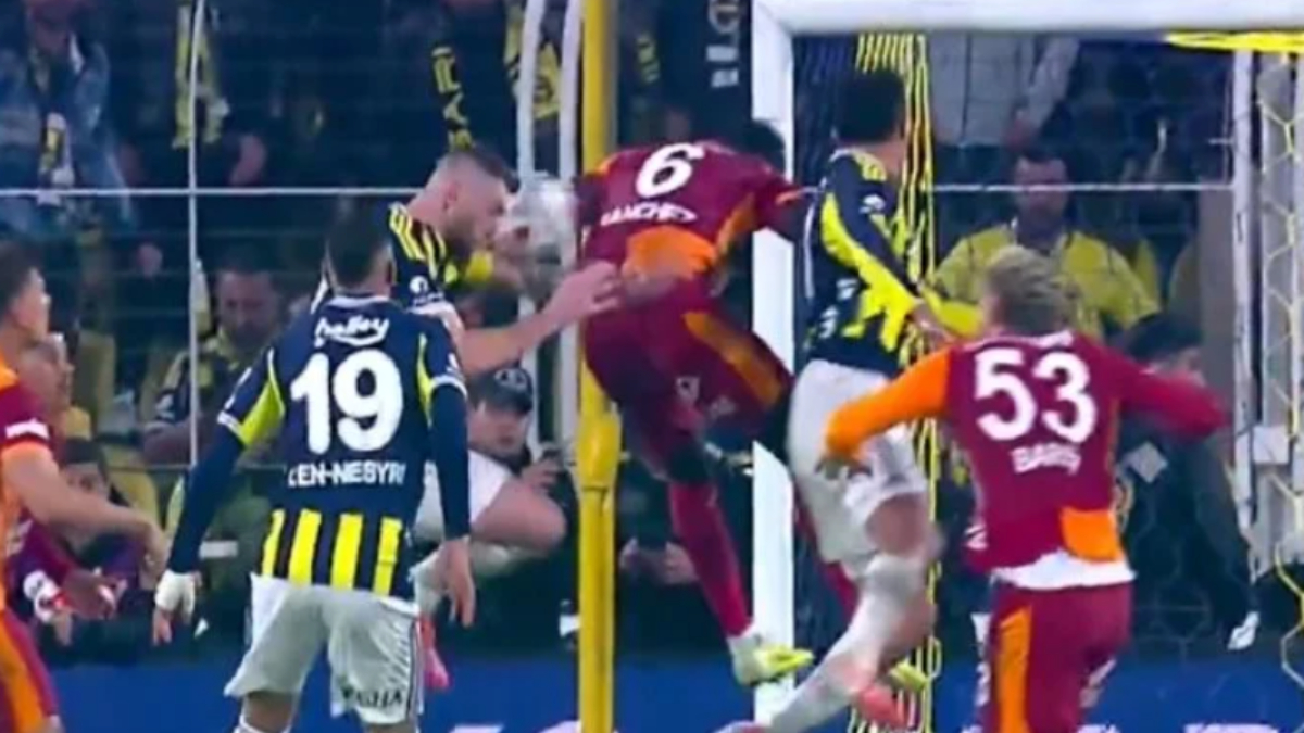 VAR devreye girdi! Kadıköy'de gol iptal edildi