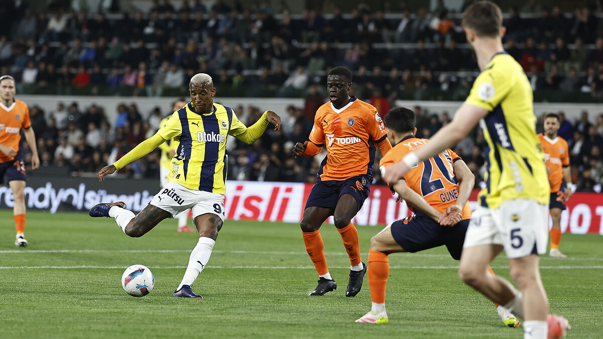 Başakşehir - Fenerbahçe maçının ilk 11'leri