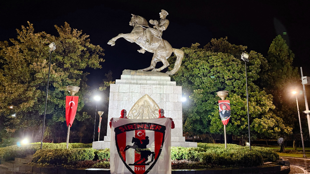 Samsunspor taraftarları, AEK maçı öncesi Atatürk anıtı önünde nöbet tuttu