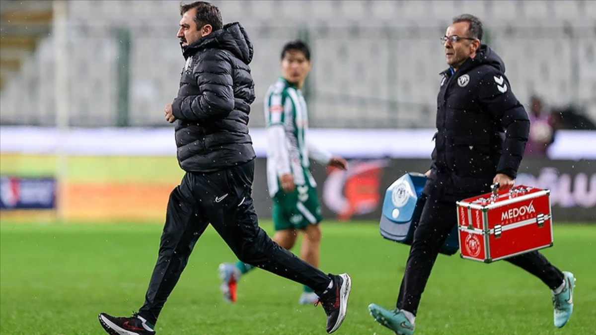 Rizespor'da kulüp doktoru rahatsızlanınca yeşil sahada başhekim görev yaptı