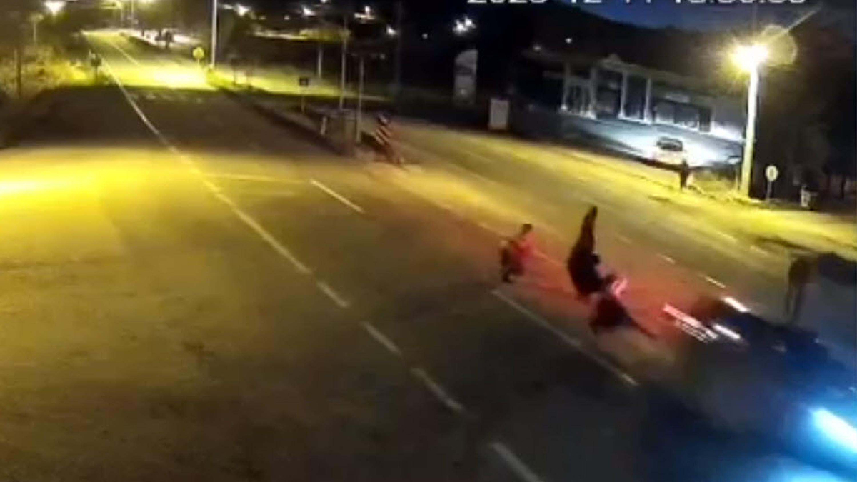 Uşak'ta yolun karşısına geçmek isterken otomobilin çarptığı 3 kişi öldü