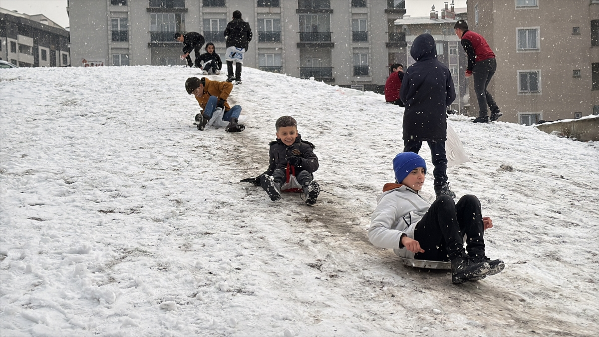 Erzurum’da kar yağışı çocuklara eğlence oldu