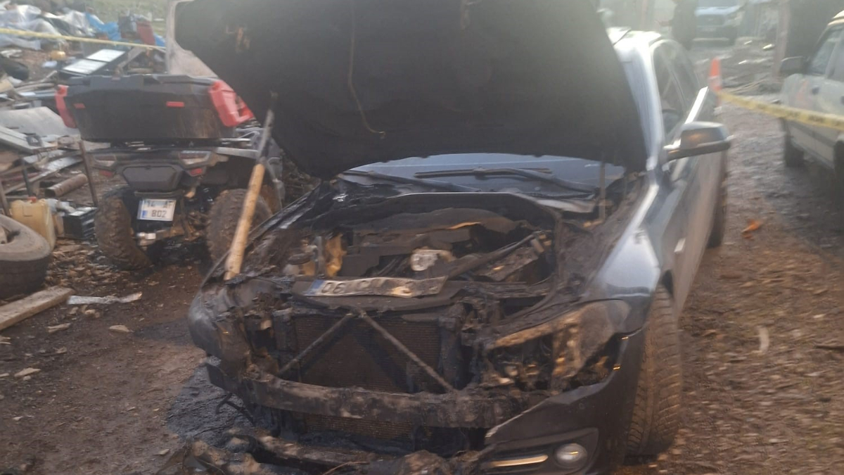 Ankara’da 4 araç kundaklandı