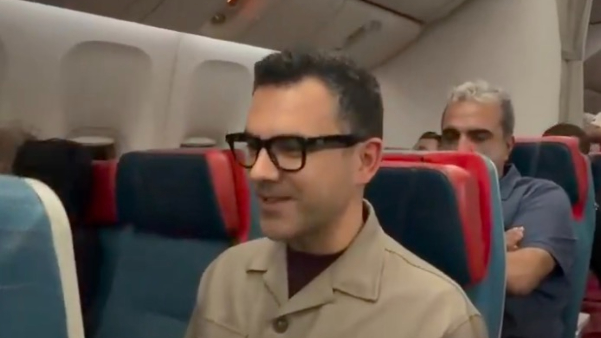 Ünlü spiker Özkan Öztürk, uçak yolculuğunda yolculara maç anlattı