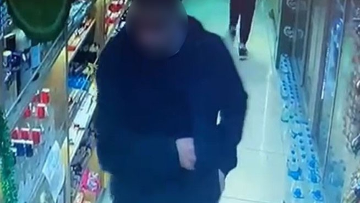 Eskişehir'de marketten alkollü içecek çalan şahıs kamerada