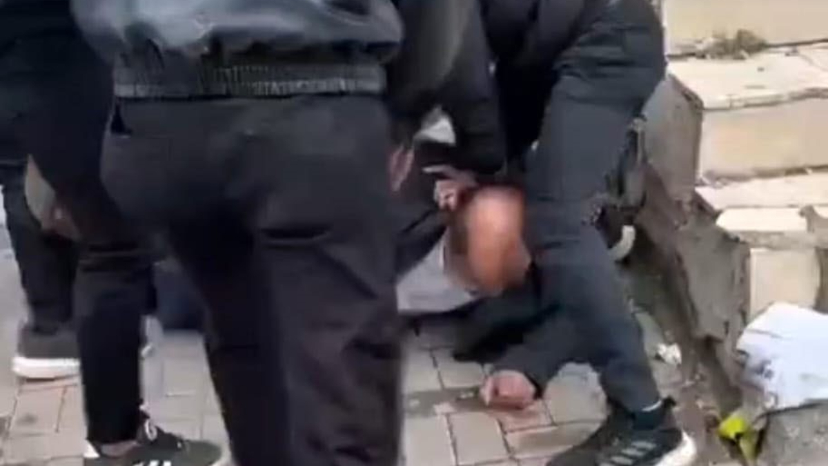 Şanlıurfa'da sokak ortasında tekme ve tokatlı saldırı: O anlar kamerada