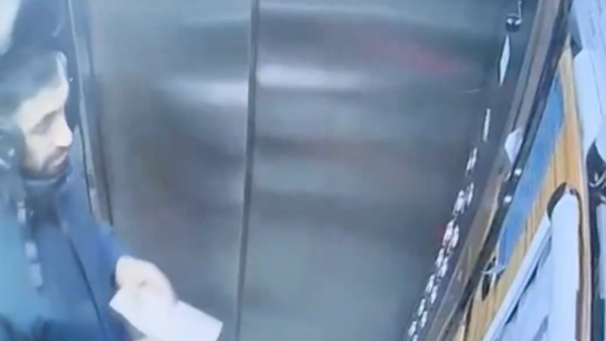 İstanbul'da Atatürk portresine tüküren kurye gözaltına alındı