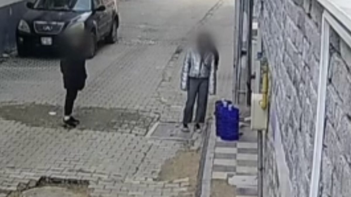 Eskişehir'de 2 çocuk apartman önündeki damacanaları çaldı