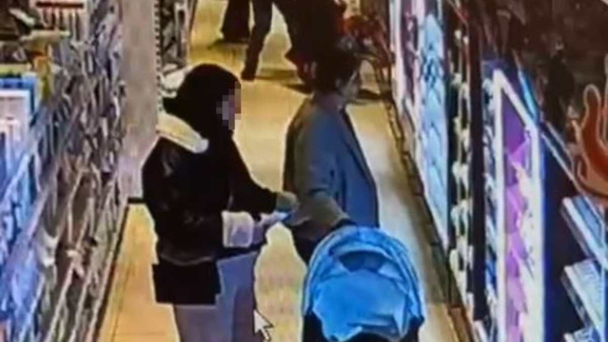 İstanbul'da alışveriş merkezine telefon hırsızlığı kamerada