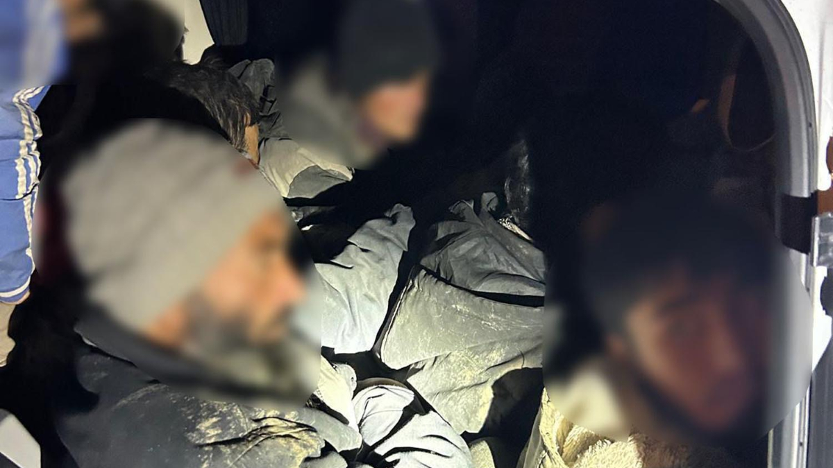 Iğdır'da durdurulan hafif ticari araçtan 12 kaçak göçmen çıktı
