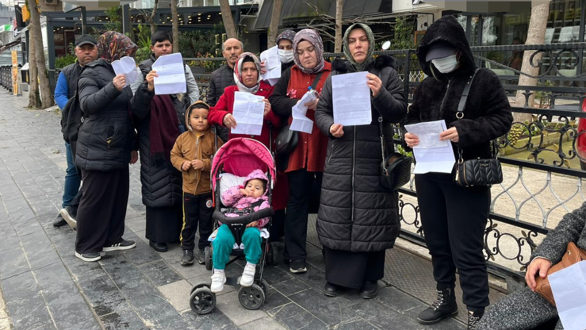 Düzce'de kuyumcudan birikimlerini alamadıklarını iddia eden mağdurlar ev önünde toplandı