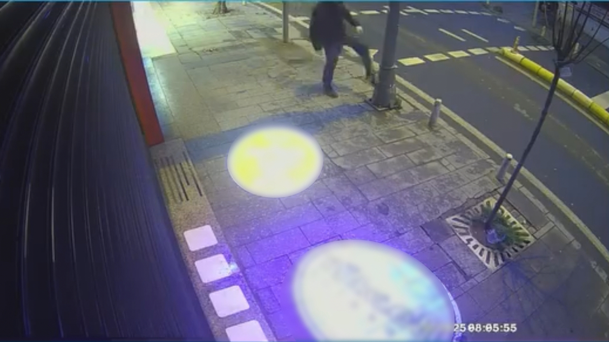 İstanbul'da sinirlendi, direkleri tekmeledi