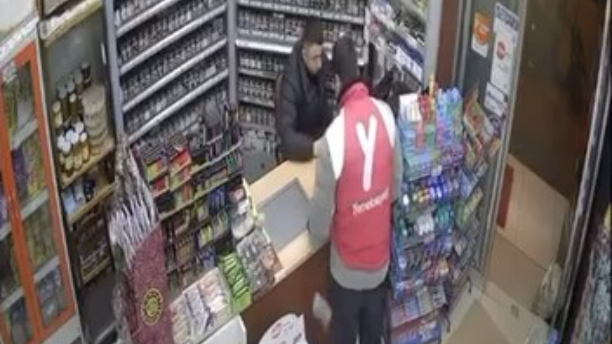 İstanbul'da markette parasını düşüren kuryeyi sosyal medya sayesinde buldu