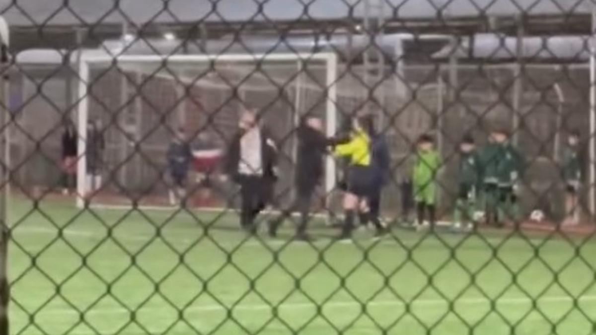 Kocaeli'de U12 maçında skandal: Kadın hakeme antrenör saldırısı