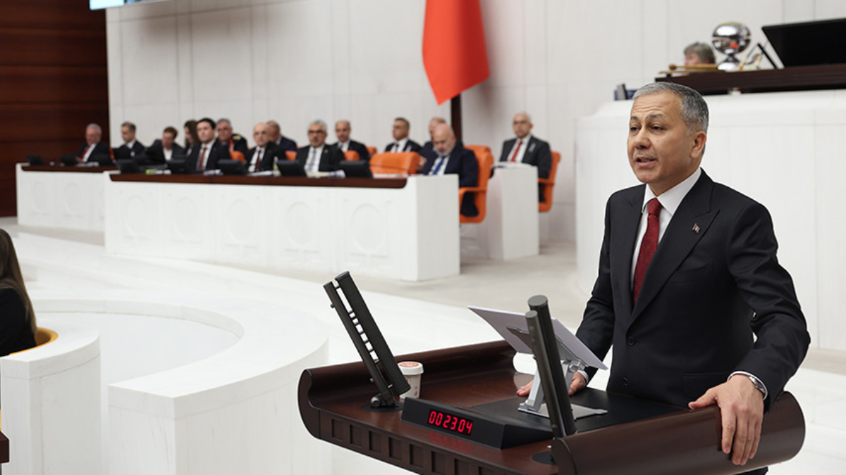 Bakan Yerlikaya açıkladı: Polislerin çalışma saatinde 4 gruplu 12/36 sistemine geçilecek