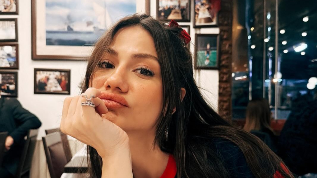 Demet Özdemir'den ayna pozu! Takipçilerinden beğeni yağdı