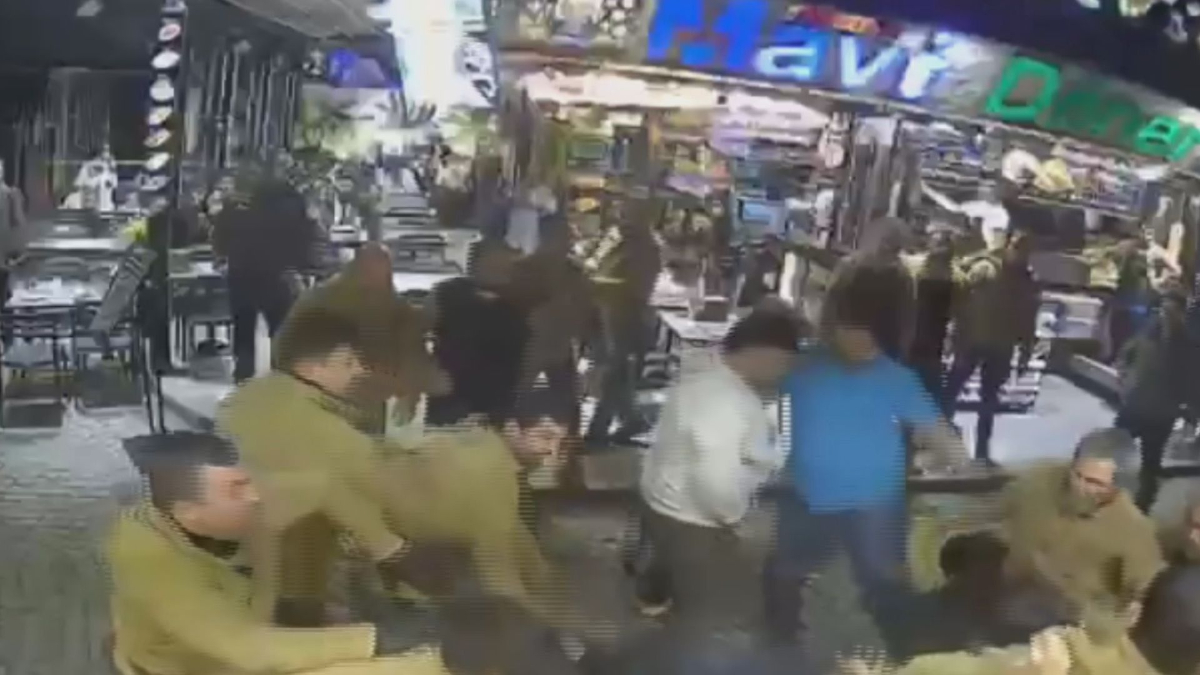 İstanbul'da esnaflar arasındaki kavga kamerada: 2 gözaltı