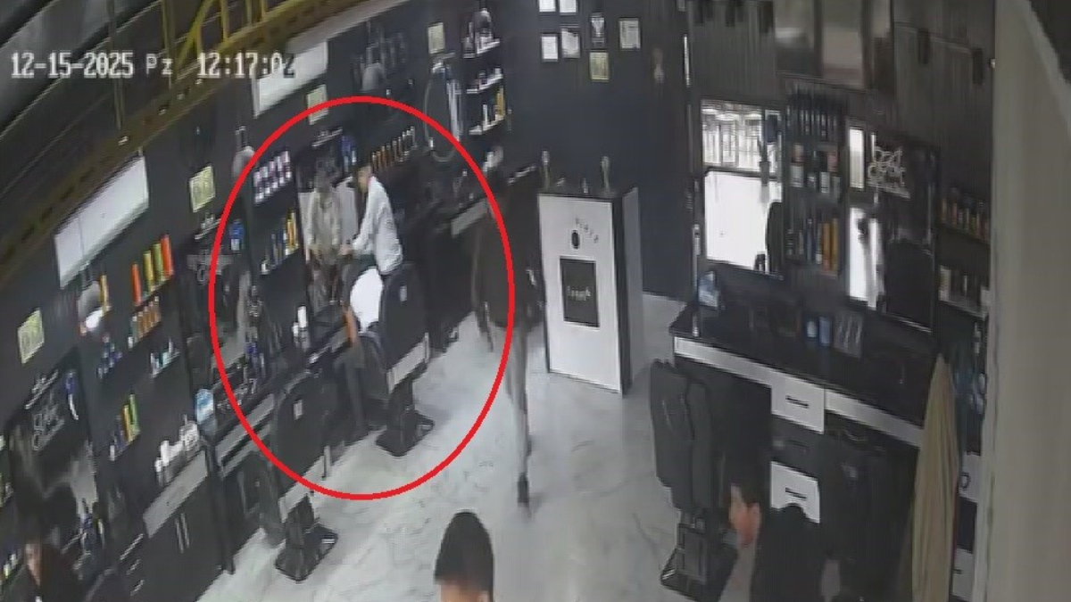 Hatay'da depremde saç kesmeye devam etti