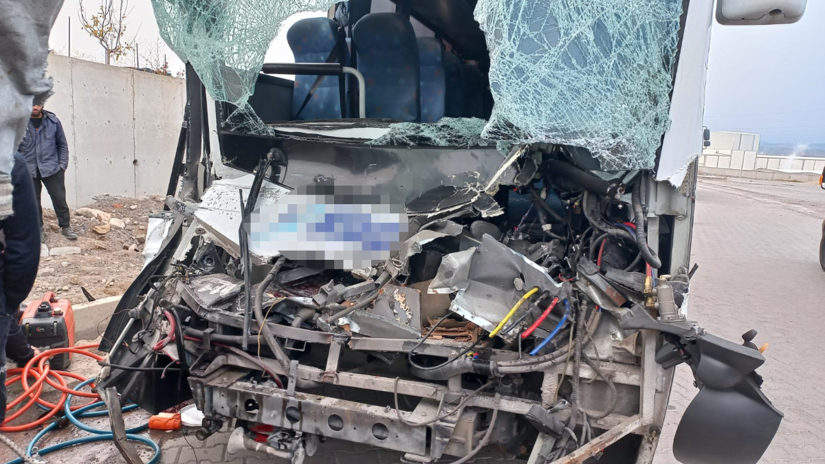 Kayseri'de işçi midibüsü tıra çarptı
