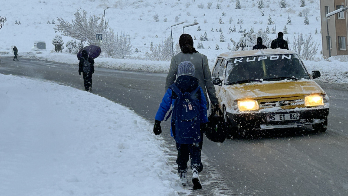 Van’da yoğun kar yağışı: Uçak seferleri rötar yaptı
