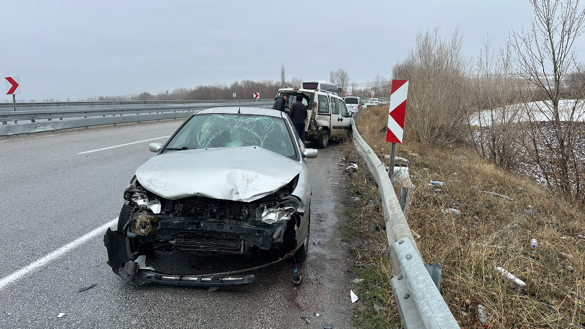 Çorum'da kaza yapan araçlarının yanında bekleyen vatandaşlara otomobil çarptı