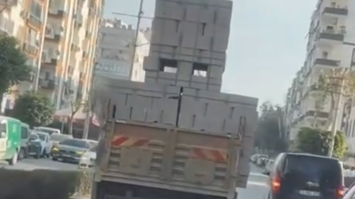 Mersin'de trafiği tehlikeye düşürdü