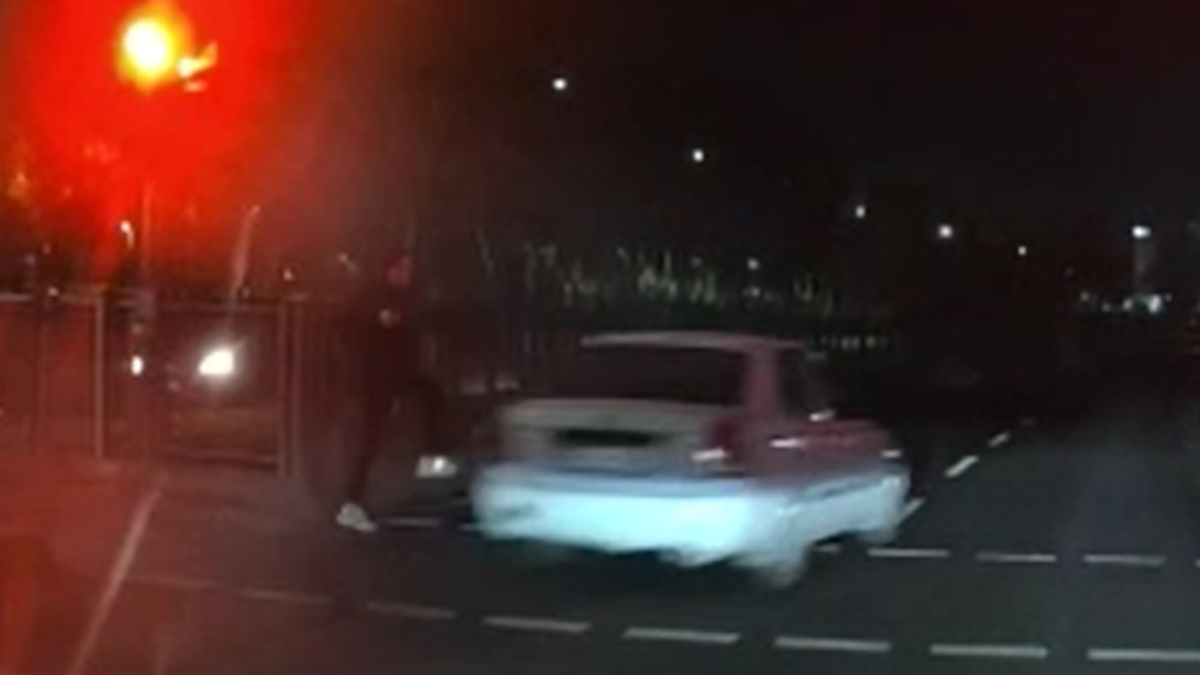 İstanbul Sultangazi'de kırmızı ışıkta faciadan dönüldü