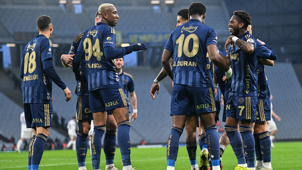 Fenerbahçe ilk yarıyı namağlup bitirdi