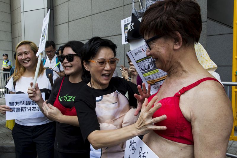 Шикарные дамы протестуют против парней