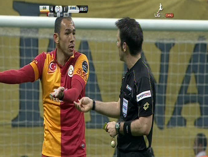Galatasaray Da Umut Bulut Kirmizi Kart Gordu
