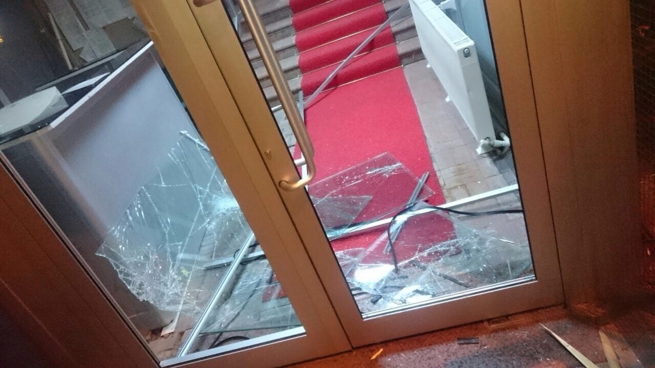 Разбили стекло на двери. Разбитое стекло в двери. Разбитая стеклянная дверь. Разбилась стеклянная дверь. Разбитая входная стеклянная дверь.