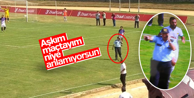 Maç oynanırken sahaya giren emniyet amiri