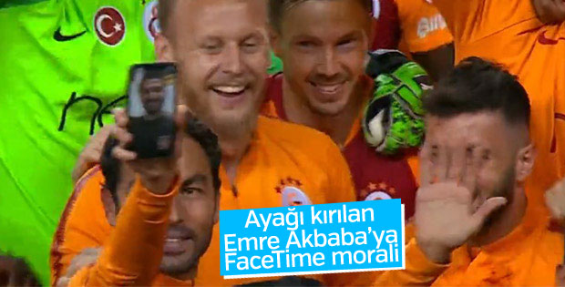 G.Saraylı futbolcular kupa sevincini Emre'yle paylaştı