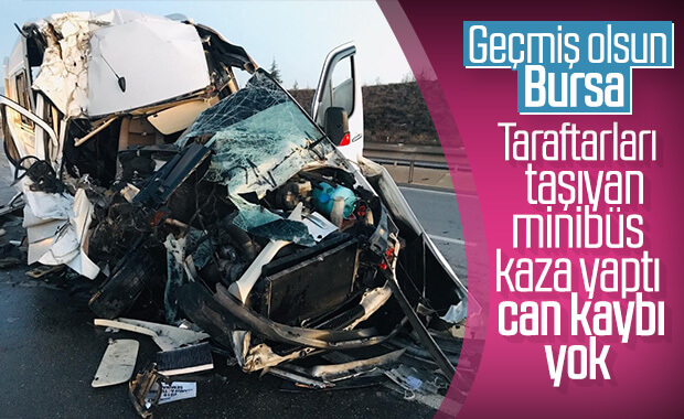 Bursasporlu tarafları taşıyan minibüs kaza yaptı