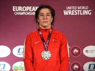 Yasemin Adar, Avrupa Güreş Şampiyonası'nda ikinci oldu #1
