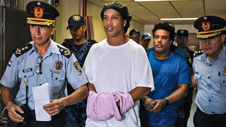 Ronaldinho, ev hapsinde futbol topu istedi