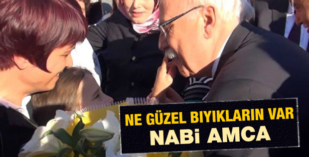 Küçük çocuk Nabi Avcı'nın bıyıklarını çok sevdi
