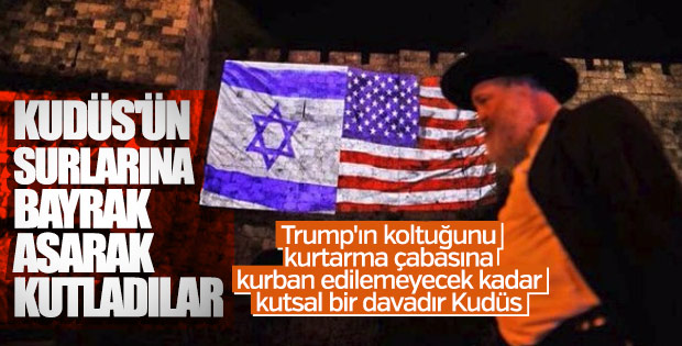 Kudüs surlarında İsrail - ABD bayrağı