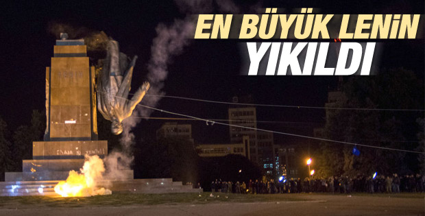 Ukrayna'da dev Lenin heykeli yıkıldı